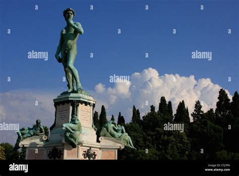 David goliath statue hi-res stock photography and images - Alamy