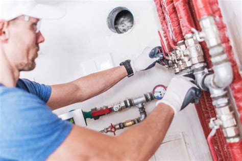 What is the Difference Between Plumbers and Plumbing Contractors?