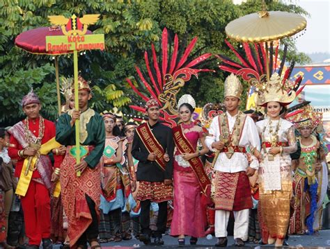 12 Kota dan Kabupaten di Lampung Meriahkan Parade Budaya Lampung - TᖇᗩᐯEᒪEᖇIEᑎ