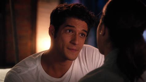 ausCAPS: Tyler Posey shirtless in Jane The Virgin 4-05 "Chapter Sixty-Nine"