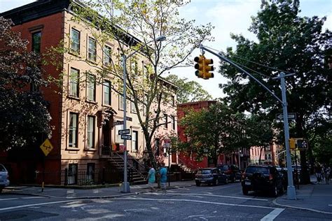 Robbery on Cobble Hill Set of Anne Hathaway, Robert De Niro Film - Brooklyn Magazine