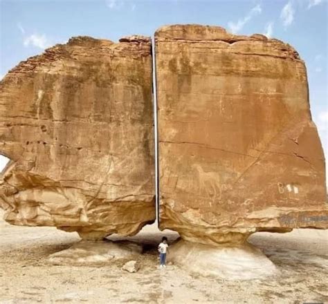 Al Naslaa split rock formation - photo - HomemadeTools.net