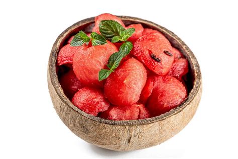 Close-up of fresh red watermelon ball in women hand on black - Creative Commons Bilder