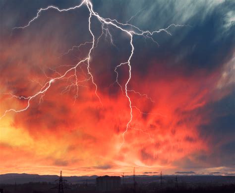 Why Does Heat Lightning Happen? - (The Real Facts!)