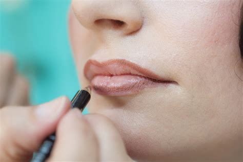 How To Make Your Lips Smaller [Top Tips]