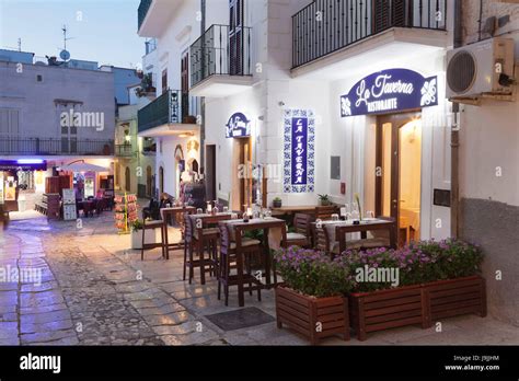 Restaurant in the Old Town of Peschici, Gargano, province of Foggial Stock Photo: 143624592 - Alamy