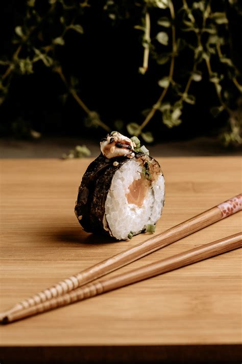 Two chopsticks and a sushi on a table photo – Free Food Image on Unsplash