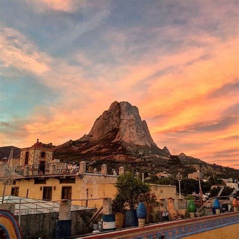 Atardecer con vista a la Peña de Bernal. Foto: @francelorio | Monument ...