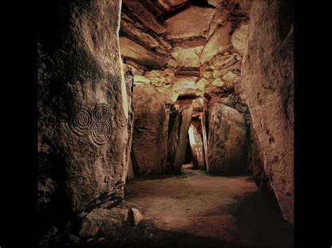 Tomb interior with corbeling and engraved stones Newgrange, Ireland. c. 3000-2500 BCE. | Bretagne