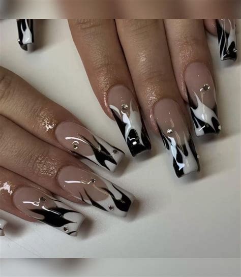 Gel nails black&white y2k 2000 aesthetic 🖤🤍🖇 | ไอเดียแต่งเล็บ, เล็บเจล ...