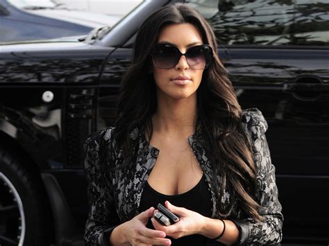 Hollywood Trendy: Kim Kardashian Sunglasses Addiction