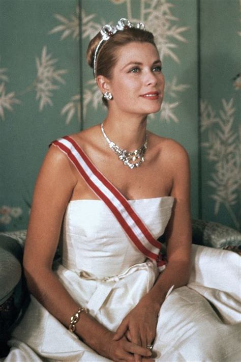 Portrait officiel de Grace Kelly portant des bijoux Cartier en 1959 ...