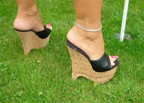 Sexy cork wedges with sexy toenails #ladybarbara #ladybarbarafeet #sexywedges #sexycorkwedges # ...