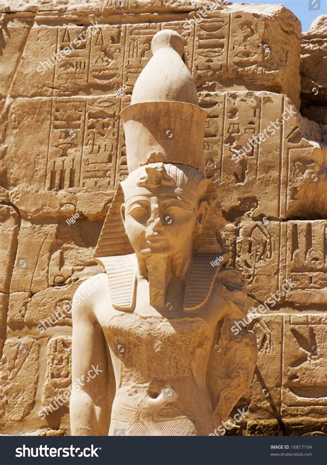 Statue Ancient Egyptian God Karnak Temple Foto stock 16817104 ...