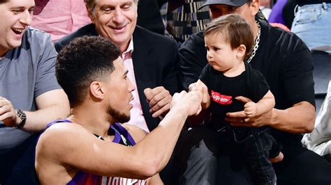 NBA | Video: Booker fist bumps baby fan after tough fadeaway