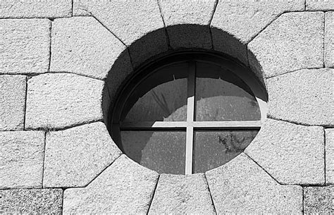 gray concrete bricked wall with round glass window free image | Peakpx