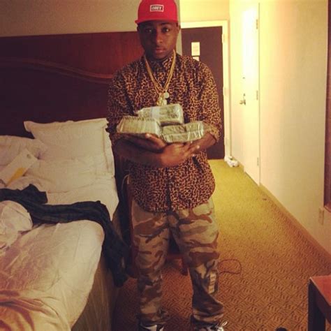 KENNY SMIGGZ.: Davido Shows Off His Stack Of Dollars.