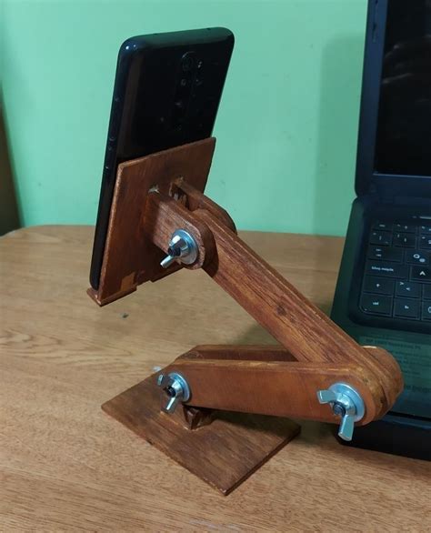 Wood Shop Projects, Small Wood Projects, Diy Projects To Try, Wood Phone Stand, Diy Barbie House ...