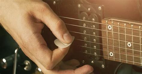 How to Hold a Guitar Pick Properly: A Guide for Beginners | Sharpens