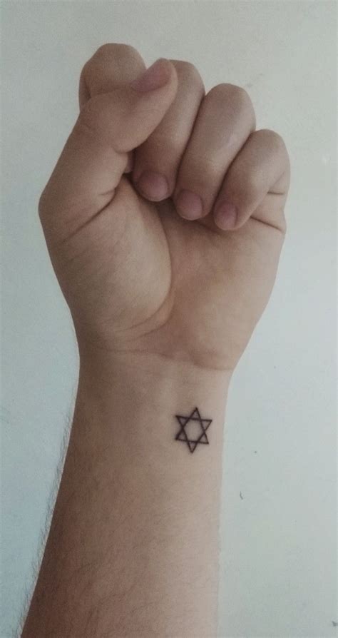 Tattoo, David star... | Tatuaje de triangulo, Tatuaje de estrella de david, Tatuaje judío