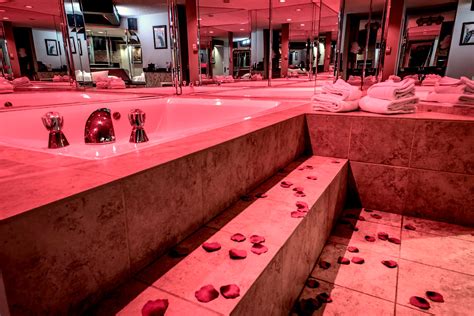 Romantic Hotel Rooms With Jacuzzi