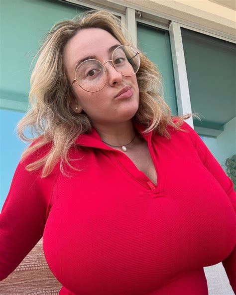 Should we start normalizing sleeping at the gym? 😂😂😂 | Amelia Webb