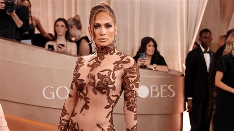 Jennifer Lopez lució el peinado ideal para rejuvenecer y llevar cuello