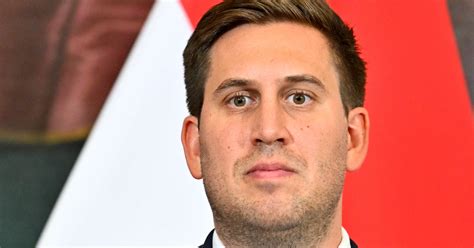 Iamhely cam her petite body is clean, sexy, and silky