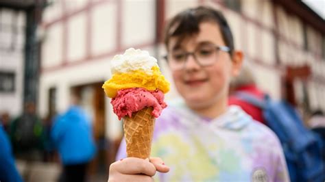 Julia and anastasia vanderbyl age this lovely lady is