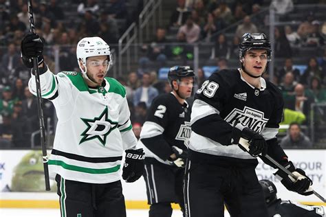 Jason Robertson strikes late in the third period to help send Stars to