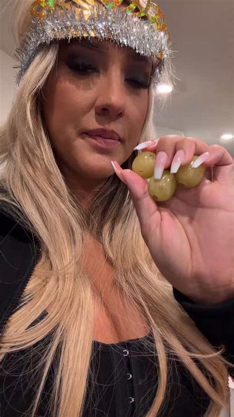 Happy New Years!! by Sara Blake Cheek | 24vids