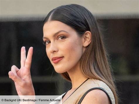 Iris Mittenaere : jeu de jambes à tomber en mini short et grandes