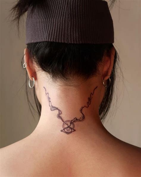 Tatuagem Na Parte De Tras Do Pescoço