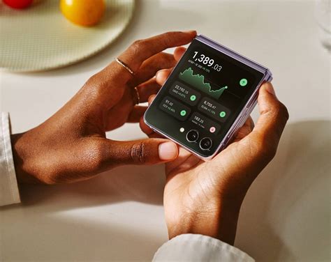 Smartphones Compactos - Compactos, bonitos e potentes: nova geração de smartphones dobráveis ...