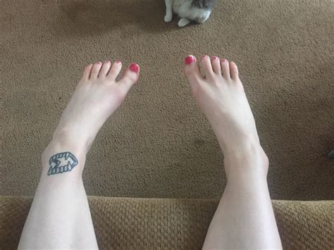 My feet fall inward when relaxed, but I'm not sure what that means (if