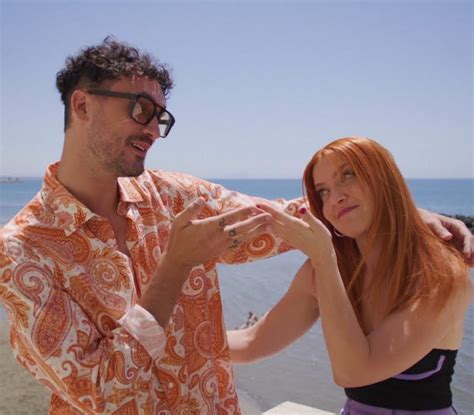 noemi  costume la cantante  forma smagliante la foto