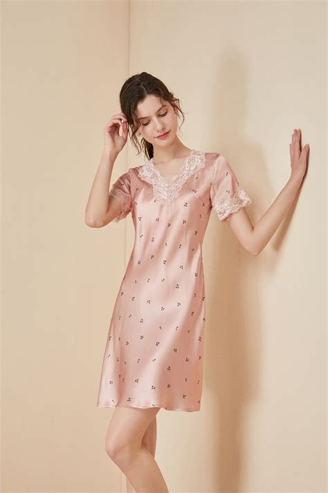 Fabric:22 Momme Charmeuse Silk, Glossy, Smooth, Soft Size:Regular Fit