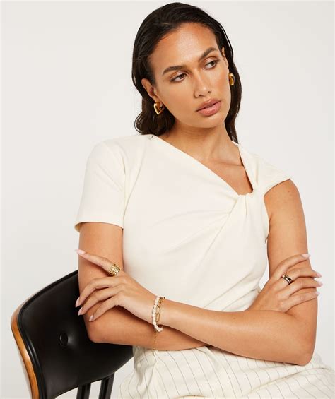 LEVINA fitted body - Cocoon White - JOSH V | Official online shop
