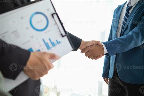 Investors react to the latest Chase meeting regarding bank stocks 7