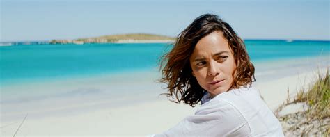 brown eyes, looking away, Brazilian, beach, 4K, Latinas, Alice Braga