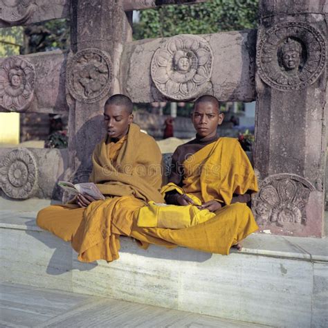 Young Buddhist Monks at the Mahabodhi Temple in Bodhgaya Editorial ...