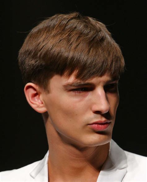 How do I tell my barber I want the Simon haircut without showing her