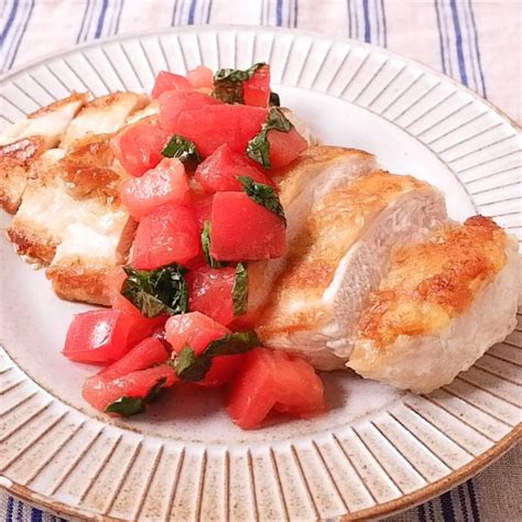 ふっくら 鶏むね肉のバジルトマトソース添え 作り方・レシピ | クラシル
