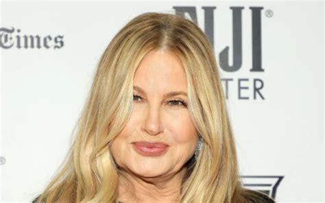 How Rich is Jennifer Coolidge? What is her Net Worth in 2022? | Idol