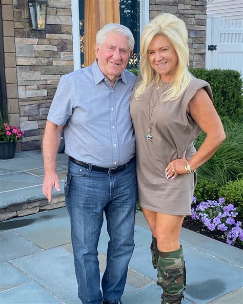 Long Island Medium Theresa Caputo shows off new razor-sharp nails after