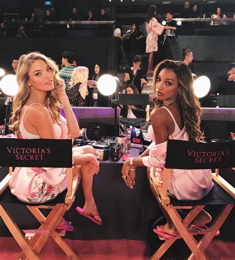 These fox presenters just revealed a secret behind the scenes 15