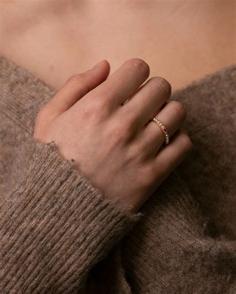 Person wearing gold ring on left ring finger photo – Free Fashion Image