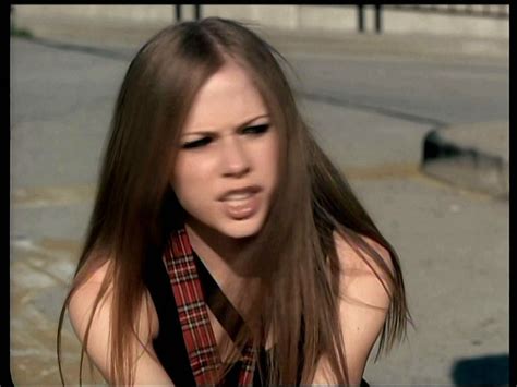 Avril Lavigne- 'Complicated' MV screencaps [HQ] - Music Image (19849847) - Fanpop