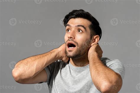 O Que Significa Atordoado - atordoado jovem caucasiano ofegante com as mãos no pescoço, olhando ...