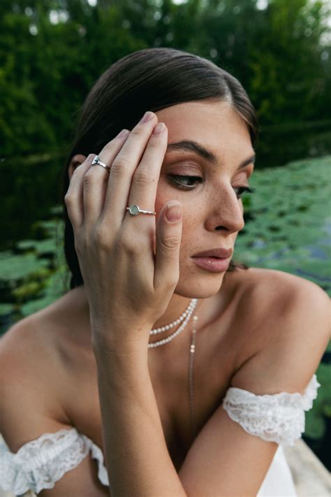 Серебряное узкое кольцо с перламутром от бренда SBLESKOM — купить в ...